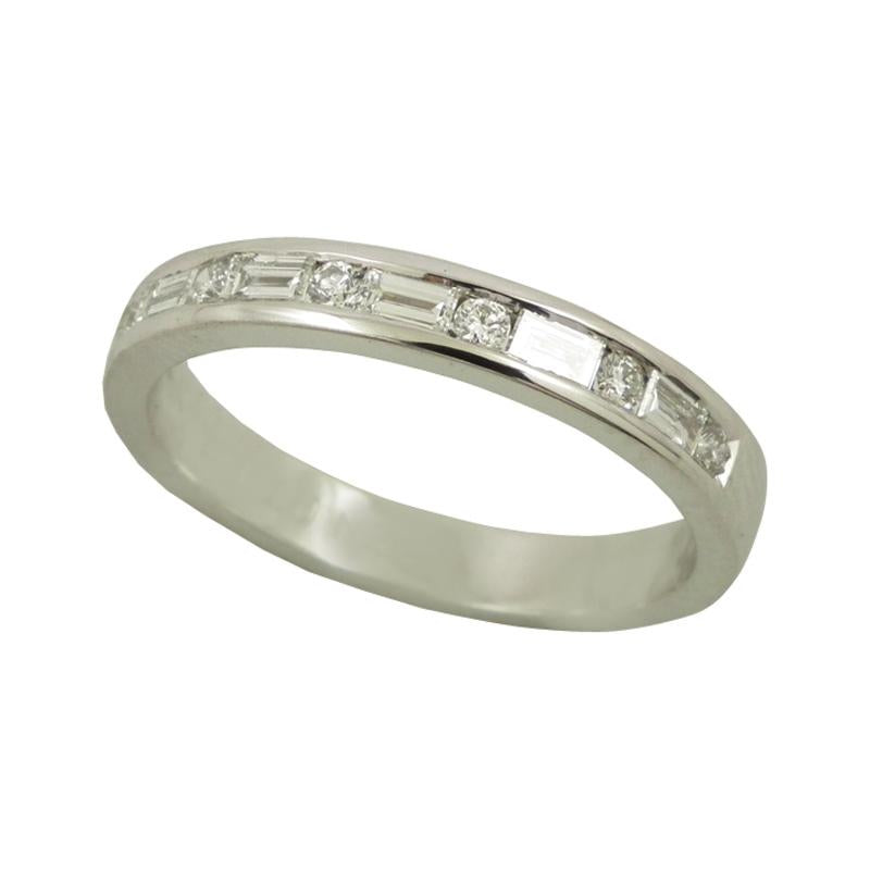 18ct white gold baguette band